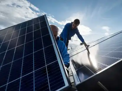 Werden auch k&uuml;nftig noch Solarmodule aus Deutschland auf D&auml;chern montiert? Mehrere Hersteller fordern staatliche Unterst&uuml;tzung.