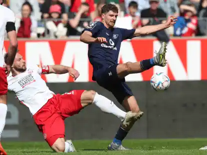 Hoch das Bein für den VfB:  Patrick Hasenhüttl (blaues Trikot) kämpft für den VfB Oldenburg im Auswärtsspiel bei RW Essen um den Ball.