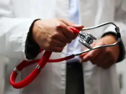 Medizinstudenten, die ihr Praktisches Jahr in Hausarztpraxen machen, haben in Niedersachsen bisher eine Förderung über Landesmittel bekommen. Seit diesem Jahr ist das anders. Der Landkreis Aurich will die nun einspringen und die angehenden Ärzte, die in die Praxen im Kreis kommen, unterstützen.