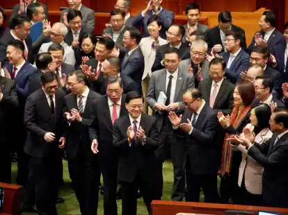 Hongkongs Legislativrat hat das umstrittene Sicherheitsgesetz f&uuml;r die chinesische Sonderverwaltungsregion einstimmig verabschiedet.