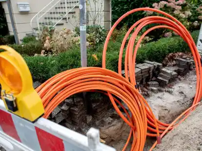 Leerrohre f&uuml;r neue Glasfaserkabel liegen auf einer Baustelle.