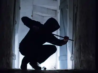 Einbr&uuml;che in Ganderkesee und Hude: Unbekannte hebelten Fenster auf, um in zwei Wohnh&auml;user zu gelangen (Symbolbild).