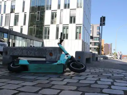 Ein achtlos abgestellter E-Scooter an der Barkhausenstra&szlig;e in Bremerhaven.