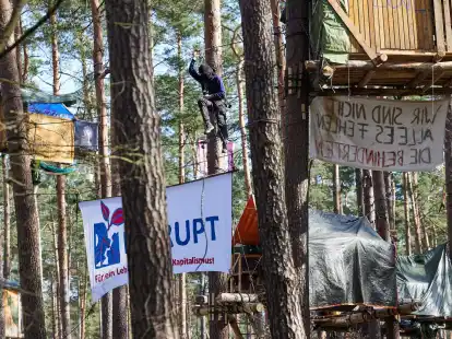 Das Protestcamp darf laut Gericht zun&auml;chst bleiben. Dagegen hat die Brandenburger Polizei Beschwerde eingereicht.