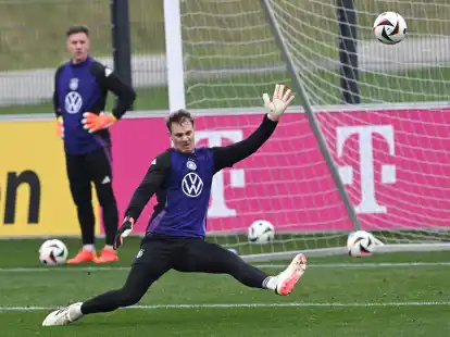 Die Nationaltorh&uuml;ter Marc-Andr&eacute; ter Stegen (l) und Manuel Neuer beim Torwarttraining auf dem Platz.