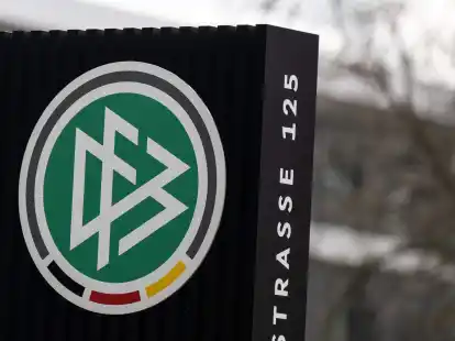 Blick auf ein Logo des Deutschen Fu&szlig;ball-Bundes (DFB) vor dem DFB-Campus.