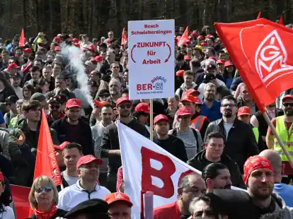 Mitarbeiter des Industriekonzerns Bosch bei einer Kundgebung der IG Metall und des Bosch-Gesamtbetriebsrats in Gerlingen.