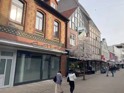 An die Lange Stra&szlig;e 16 in Cloppenburg (im Vordergrund) zieht demn&auml;chst eine Filiale der Modekette Clinton mit den Marken Camp David und Soccx.