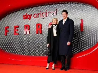 Toto Wolff, Chef des Formel-1 Teams Mercedes, und seine Frau Susie Wolff kommen zur Premiere des Films &laquo;Ferrari&raquo;. Susie Wolff geht gegen den Motorsport-Weltverband vor.
