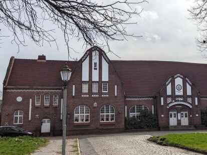Im denkmalgeschützten Gebäude des ehemaligen Bahnhofs im Wilhelmshavener Stadtteil Bant befindet sich das Restaurant und Steakhouse „Bahnhof West“.
