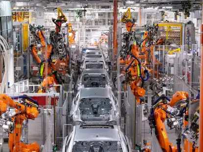 Roboter arbeiten an der Karosserie von verschiedenen BMW-Modellen im BMW-Stammwerk.