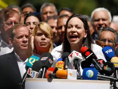 Mar&iacute;a Corina Machado wurde die Aus&uuml;bung &ouml;ffentlicher &Auml;mter untersagt. Trotzdem will sie den autorit&auml;r regierenden Pr&auml;sidenten Maduro bei den Wahlen herausfordern.