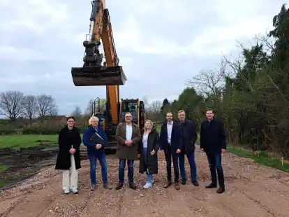 Freude &uuml;ber den Baubeginn f&uuml;r den neuen Kindergarten in Warsingsfehn-West (von links): Emma Tannen (3d Architekturwerkstatt Leer), Architekt Bernd Norrenbrock, Heiko H&ouml;felmann, Bereichsleitung des Kinder- und Jugendbereichs der Lebenshilfe Leer, Inga Koop, Abteilungsleitung Filius-Krippen und Kinderg&auml;rten der Lebenshilfe Leer, der Moormerl&auml;nder B&uuml;rgermeister Hendrik Schulz, Wolfgang Ihler, stellvertretender Ortsb&uuml;rgermeister Warsingsfehn-West, und Erwin Koops, Gesch&auml;ftsf&uuml;hrer der Lebenshilfe Leer.