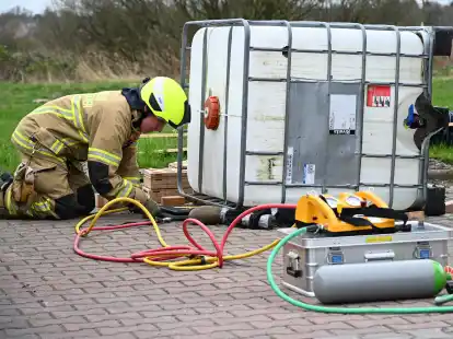 Technische Hilfeleistung: Niklas Bakker muss das Szenario einer eingeklemmten Person l&ouml;sen und diese befreien.