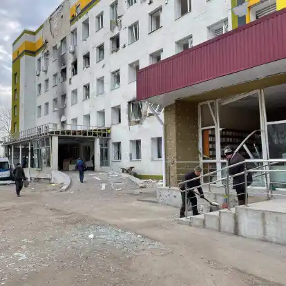 Impressionen aus der ukrainischen Stadt Trostianets, die nah an der Grenze zu Russland liegt: Dieses Bild zeigt das zerst&ouml;rte Krankenhaus.