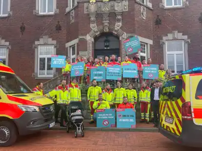 Vor dem Wittmunder Kreishaus machten die Rettungssanit&auml;ter mit Plakaten auf sich aufmerksam.
