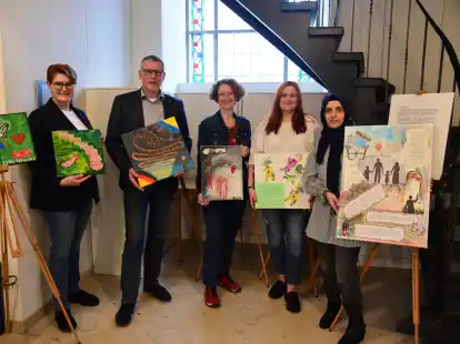 Pr&auml;sentieren in der St.-Peter-Kirche einen Teil der Collagen des Integrationskurses (von links): Barbara Zimon (Pastoralreferentin St. Peter), Jens Kuraschinski (B&uuml;rgermeister Wildeshausen, parteilos), Beatrice Bublitz (Integrationsbeauftragte), Olena Hatina und Rabiye Kaplan (beide Teilnehmerinnen).