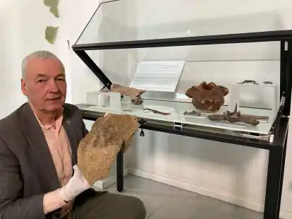 Sammler Dick Schl&uuml;ter schenkte dem  Landesmuseum Natur und Mensch Oldenburg 300 Fundst&uuml;cke aus der Steinzeit.