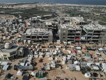 Ein Luftbild zeigt vertriebene Pal&auml;stinenser in Rafah. Nach den Worten eines ranghohen Ministers wird Israels Armee die geplante Milit&auml;roffensive durchf&uuml;hren, selbst wenn dies zu einem Zerw&uuml;rfnis mit den USA f&uuml;hrt.