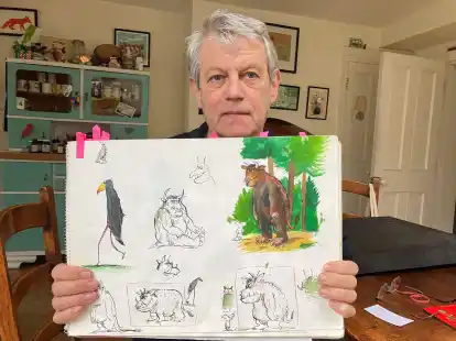 Axel Scheffler zeigt eine fr&uuml;he Skizze des &laquo;Gr&uuml;ffelo&raquo; in seinem Esszimmer in London.