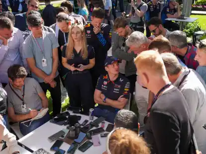 Max Verstappen bei einem Interviewtermin in Melbourne.