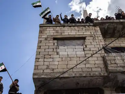 Syrer nehmen an einer Demonstration teil: 16,7 Millionen Menschen brauchen in Syrien humanit&auml;re Unterst&uuml;tzung.