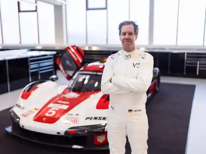 Der ehemalige Formel-1-Weltmeister Sebastian Vettel testet f&uuml;r Porsche einen Rennwagen.