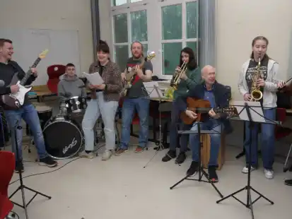 Auch einige Jeveraner haben an der Musikwerkstatt in den Klassenzimmern des Mariengymnasiums Jever teilgenommen, darunter: Janna Meier (links) aus Jever am Saxophon, daneben Helmut Reuter (Musikdozent Team Musikwerkstatt) und (dritte von links) Annika Bischoff.