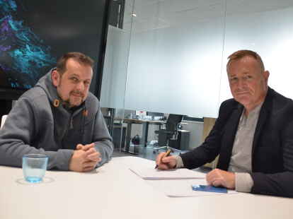 Hat im Interview mit NWZ-Chefreporter Jasper Rittner (rechts) viele Fragen zur Arbeit des Vereins „Oldenburg hilft“ beantwortet: Mike Günther (links) aus dem Vereinsvorstand