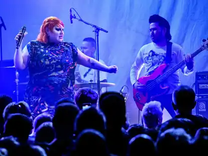 US-S&auml;ngerin Beth Ditto und Bassist Ted Kwo in Berlin auf der B&uuml;hne.