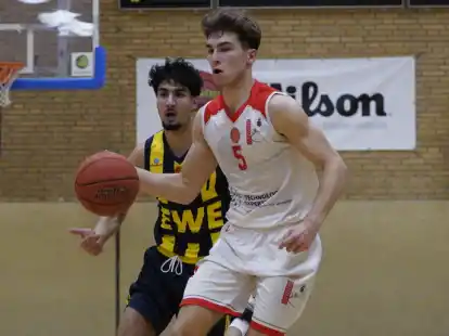 Fynn Lucas (vorn, hier im Hinspiel gegen Miran Evin) fehlt dem Oldenburger TB im Derby.