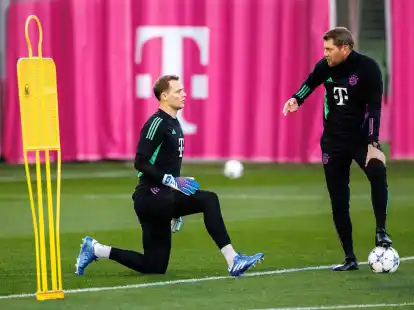FCB-Torwart Manuel Neuer (l) zog sich bei der Nationalmannschaft eine Verletzung im Oberschenkel zu.