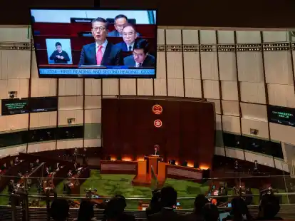 Hongkongs Finanzminister Paul Chan h&auml;lt die j&auml;hrliche Haushaltsrede im Legislativrat in Hongkong. Der Legislativrat verabschiedete das neue und umstrittene Sicherheitsgesetz in der chinesischen Sonderverwaltungsregion.