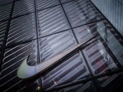 Das Logo von Nike am Shop in der 5th Avenue, aufgenommen in Manhattan. Nike &uuml;bernimmt 2027 als DFB-Partner.