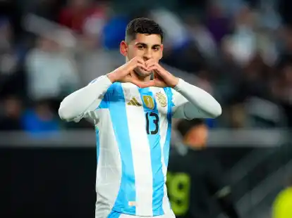 Argentiniens Cristian Romero jubelt nach seinem Treffer.