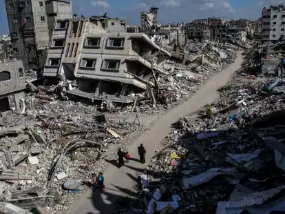 Ruinen von Geb&auml;uden im Gazastreifen, die durch israelischen Luftangriff zerst&ouml;rt wurden. Es bleibt bei Unstimmigkeiten &uuml;ber den weiteren Verlauf im Gaza-Krieg.