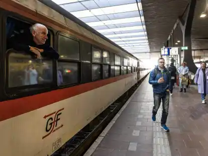 Ein Passagier an Bord des neuen Nachtzuges, der zwischen Berlin, Amsterdam und Br&uuml;ssel verkehrt, schaut aus einem Zugfenster.