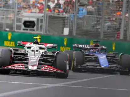 Freies Training bei der Formel-1-Weltmeisterschaft in Australien: Der deutsche Haas-Pilot Nico Hulkenberg (l) in Aktion gegen Alexander Albon. Hulkenberg ist beim Rennen vorzeitg ausgeschieden.