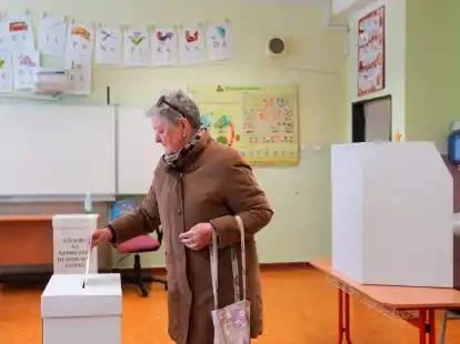 Eine Frau gibt ihre Stimme bei den Pr&auml;sidentschaftswahlen in der Slowakei ab.
