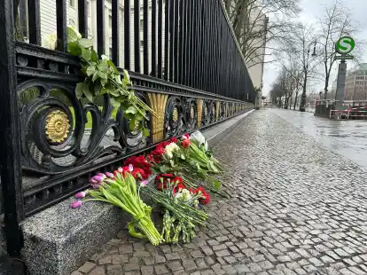 Blumen liegen am Zaun der Russischen Botschaft in Berlin: Bei einem Anschlag auf das Veranstaltungszentrum Crocus City Hall ist die Zahl der Toten nach Angaben der Ermittler weiter gestiegen.