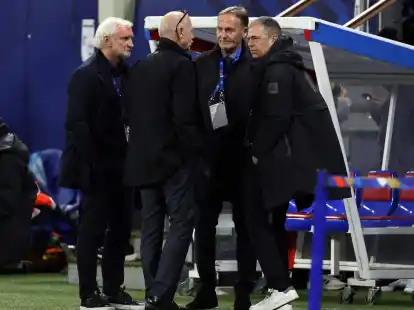 DFB-Pr&auml;sident Bernd Neuendorf (M) im Gespr&auml;ch mit DFB-Sportdirektor Rudi V&ouml;ller, DFL-Aufsichtsratschef Hans-Joachim Watzke und DFB-Gesch&auml;ftsf&uuml;hrer Andreas Rettig.