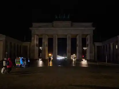 Berlin beteiligt sich an der weltweiten Aktion &laquo;Earth Hour&raquo; und schaltet das Licht am Brandenburger Tor aus.