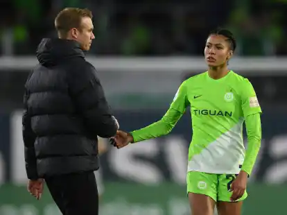 Die Wolfsburgerin Sveindis Jonsdottir klatscht nach dem Spiel mit VfL-Trainer Tommy Stroot ab.