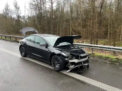 Unfall auf der Autobahn: Bei pl&ouml;tzlich einsetzendem Hagel erfasste der Fahrer dieses Wagens einen auf dem Standstreifen wartenden Motorradfahrer, der wurde schwer verletzt.