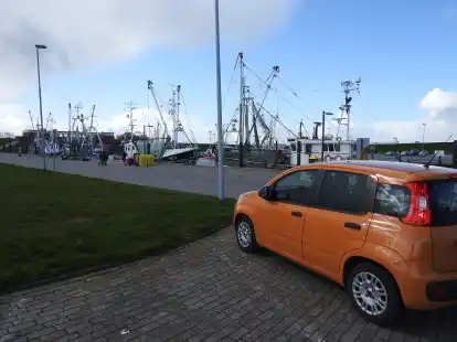 Kostenloses Parken f&uuml;r 30 Minuten soll es dank der &bdquo;Br&ouml;tchentaste&ldquo; bald im Dornumersieler Hafen geben.
