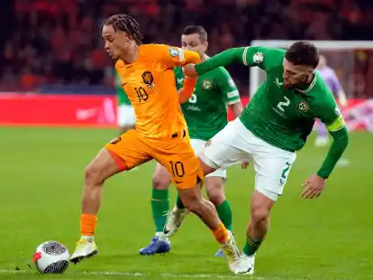 In der Bundesliga ist Xavi Simons (l) schon ein gefeierter Star. In der Nationalmannschaft hat der Niederl&auml;nder noch Probleme.