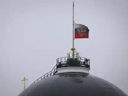 Die Flagge des russischen Pr&auml;sidenten weht auf halbmast &uuml;ber dem Kreml. Nach einem der schwersten Terroranschl&auml;ge in der russischen Geschichte begeht das Land einen nationalen Trauertag.
