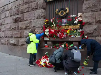 Menschen legen in St. Petersburg Blumen zum Gedenken an die Opfer des Moskauer Terroranschlags nieder.