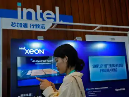 Ein Intel-Stand in Peking wirbt w&auml;hrend einer Messe f&uuml;r Xeon-Chips.