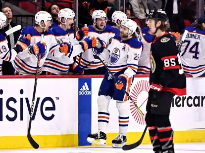 Oilers-Center Leon Draisaitl (29) jubelt &uuml;ber ein Tor, f&uuml;r einen Sieg reicht es am Ende nicht.